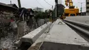 Suasana pemasangan turap di kawasan Kali Roxy, Jakarta, Senin (14/11). Pemasangan dinding turap tersebut guna mengantisipasi luapan air kali saat musim penghujan. (Liputan6.com/Faizal Fanani)