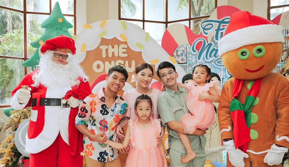 Keluarga Ruben Onsu dan Sarwendah tak pernah ketinggalan terlihat seru dalam berbagai momen. Kali ini, tak kalah meriah, dengan latar backdrop dan Santa Claus, serta Ginger Man, keluarga Ruben Onsu dan Sarwendah kompak pakai outfit pastel di hari Natal. Sarwendah dan ketiga anak perempuannya mengenakan dress pink yang manis, sedangkan Ruben dan Betrand Peto mengenakan outfit pastel yang berbeda tapi serasi. [Foto: Instagram/ruben_onsu]