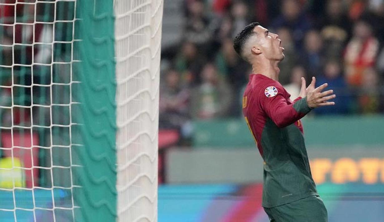 Ekspresi kecewa pemain Portugal, Cristiano Ronaldo, setelah gagal mencetak gol ke gawang Islandia pada Kualifikasi Euro 2024 di Stadion Alvalade, Senin (20/11/2023). (AP Photo/Armando Franca)