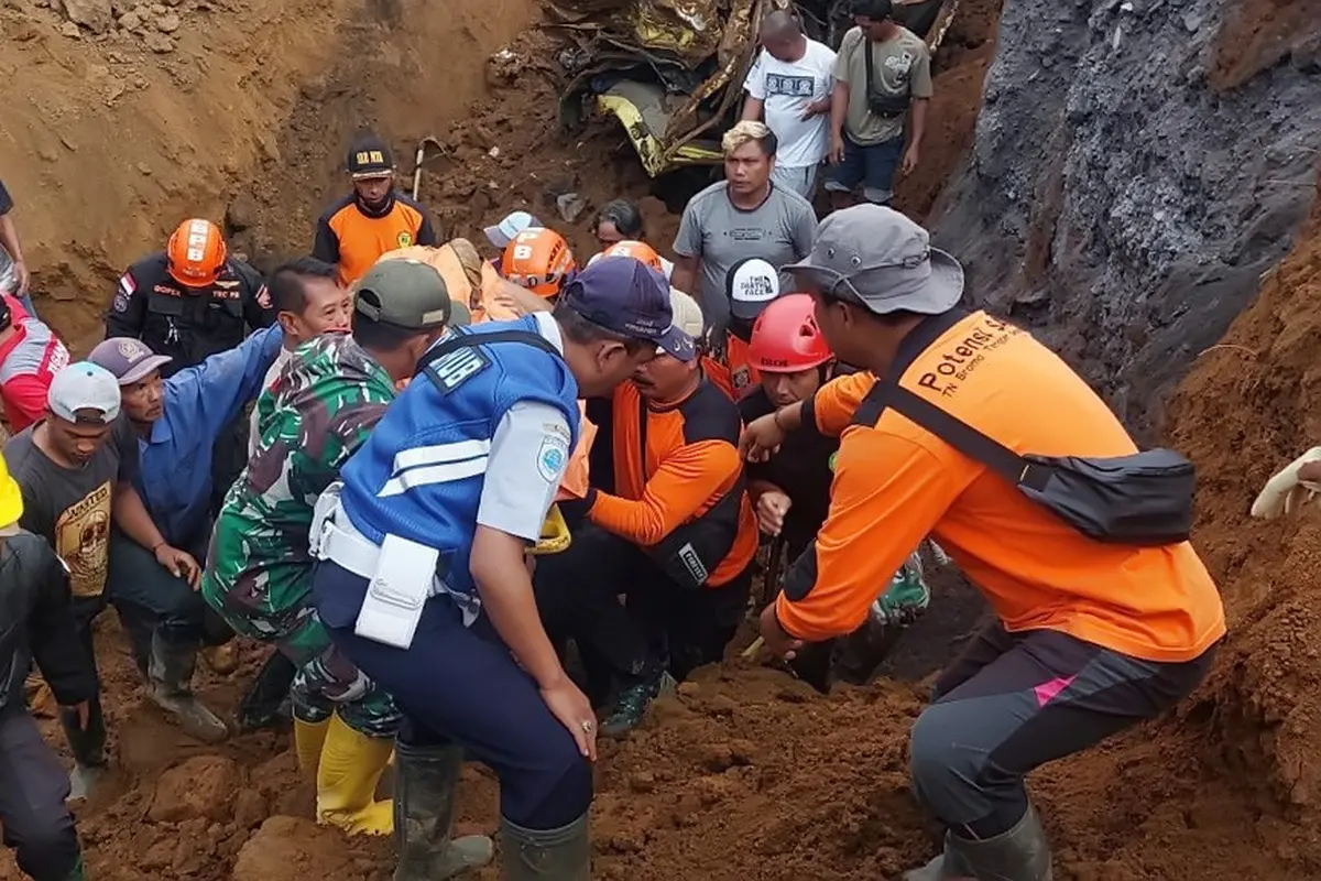 Proses evakuasi korban tambang pasir longsor di Lumajang. (Istimewa)
