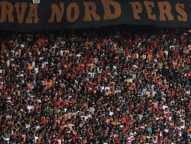 Suporter Persija, The Jakmania, memberikan dukungan saat melawan Persela pada laga Liga 1 di SUGBK, Jakarta, Selasa (20/11). Persija menang 3-0 atas Persela. (Bola.com/Vitalis Yogi Trisna)
