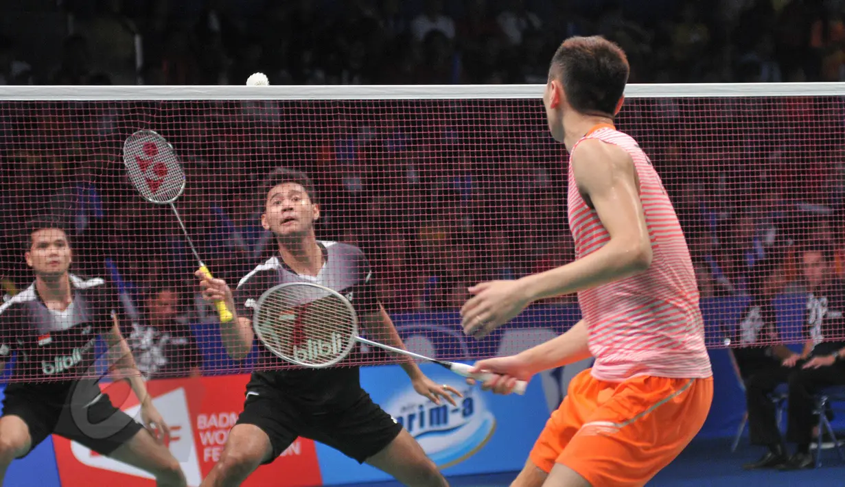 Ganda Putra, Angga Pratama/Ricky Karanda Suwardi mengembalikan kok ke arah pasangan Fu Haifeng/Zhang Nan (Tiongkok) di BCA Indonesia Open Superseries Premier 2015, Jakarta, Rabu (3/6/2015). Haifeng/Nan menang 24-22, 21-11. (Liputan6.com/Herman Zakharia)