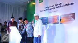 Bank Mandiri dan PBNU meluncurkan kartu debit co-branding Mandiri KARTANU sekaligus kartu anggota NU sebagai upaya meningkatkan akses keuangan kepada seluruh anggota masyarakat di Tanah Air, Jakarta Senin (27/6). (Liputan6.com/Angga Yuniar)  
