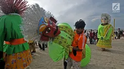 Peserta membawa ondel-ondel untuk memeriahkan acara 'Explore Indonesia' di Pantai Lagoon, Ancol, Sabtu (23/6). Atraksi tersebut merupakan bagian dari perayaan HUT ke-491 DKI Jakarta yang jatuh pada 22Juni 2018. (Merdeka.com/Iqbal S. Nugroho)