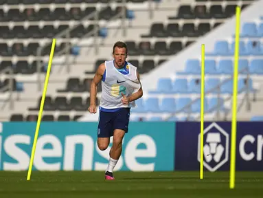 Penyerang Inggris Harry Kane mengikuti latihan selama sesi latihan resmi timnas di Al Wakrah Sports Complex, di Al Wakrah, Qatar, Rabu (7/12/2022). Laga Inggris vs Prancis di perempat final Piala Dunia 2022 akan dimainkan pada Minggu (11/12/2022) pukul 02.00 dini hari WIB. (AP Photo/Abbie Parr)