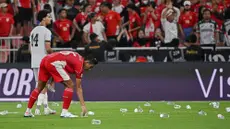 Pertandingan putaran keempat Kualifikasi Piala Dunia 2026 antara Timnas Indonesia melawan Irak, Minggu (12/10/2025) dini hari WB diwarnai dengan pelemparan gelas dan botol plastik dari suporter Indonesia. (AP Photo/Ali Issa)