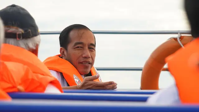 Presiden Joko Widodo atau Jokowi di atas kapal menuju Bunaken, Jumat (5/7/2019). (foto: Biro Pers Setpres)