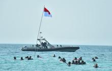 Luar Biasa! TNI AL Kibarkan Bendera Merah Putih dari Dasar Laut Pulau Sangiang
