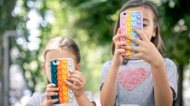 Ilustrasi anak main media sosial, HP