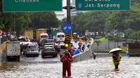 Suasana banjir yang menggenangi Jalan Tol JORR di kawasan TB Simatupang, Jakarta Selatan, Sabtu (20/2/2021). Banjir terjadi akibat luapan Kali Serua yang berada di pinggir jalan tol. (merdeka.com/Arie Basuki)