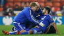 Pemain Chelsea Diego Costa medapat perawatan pada babak 16 besar Piala Liga Inggris, Rabu (28/10/2015) dini hari WIB.Chelsea kalah 4-5 lewat penalti. (Reuters / Darren Staples)