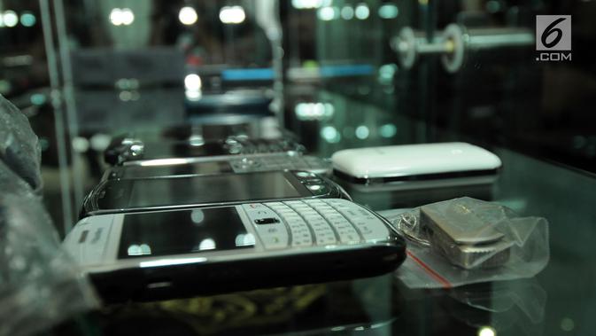 Deretan handphone (HP) berbagai jenis di intalasi yang akan dilelang di gedung KPK, Jakarta, Jumat (20/7). Handphone tersebut hasil sitaan KPK terhadap para koruptor yang ketangkap KPK. (Merdeka.com/Dwi Narwoko)
