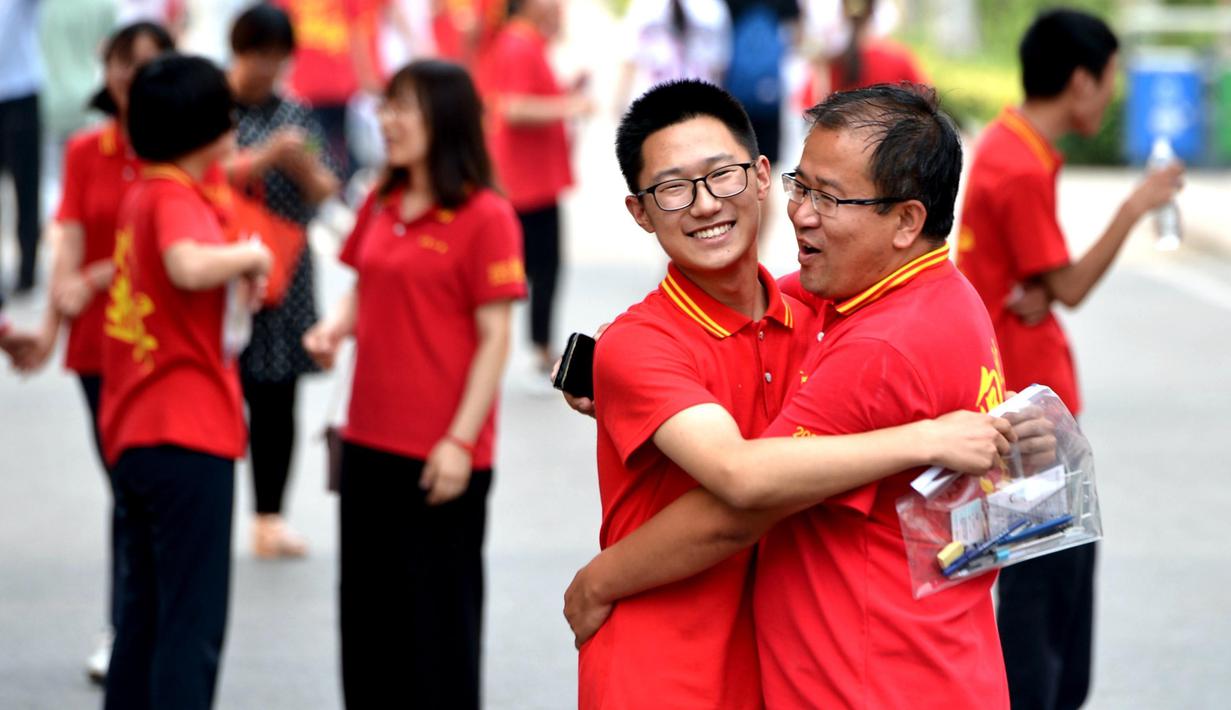 Seorang peserta ujian memeluk gurunya di Sekolah Menengah Pertama No.1 di Wilayah Jize, Kota Handan, Provinsi Hebei, China utara, pada 8 Juli 2020. Ujian masuk perguruan tinggi nasional telah selesai digelar di beberapa bagian wilayah China pada Rabu (8/7). (Xinhua/Wang Xiao)