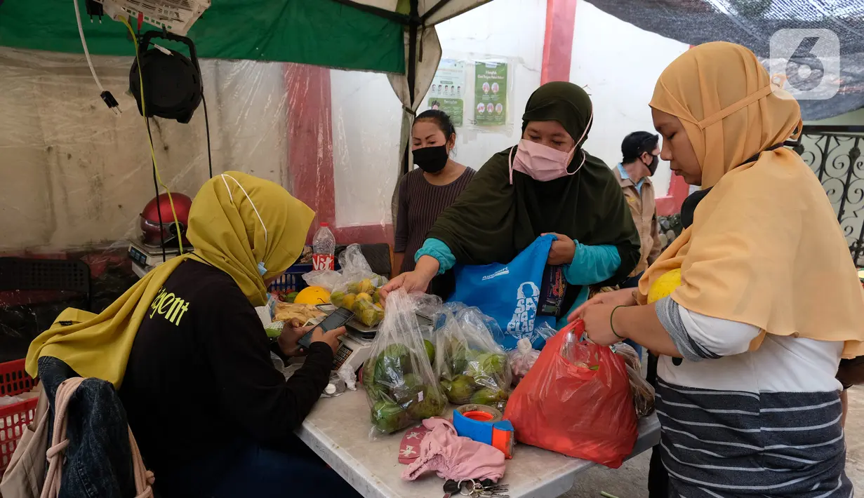 Warga membeli buah-buahan di lapak sayur dan buah hasil sortiran penjual sayur online di  Jakarta, Kamis (12/11/2020). Pasalnya, masyarakat kini lebih percaya mengkonsumsi produk lokal ketimbang impor. (Liputan6.com/Angga Yuniar)