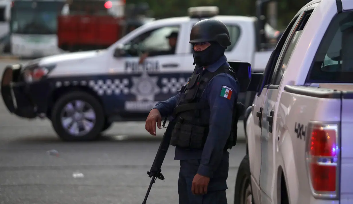 Polisi menjaga klub penari telanjang yang menjadi lokasi penyerangan di Coatzacoalcos, Veracruz, Meksiko, Rabu (28/8/2019). Menurut Gubernur Veracruz Cuitlahuac Garcia, salah seorang pelaku penyerangan adalah Ricardo "N" yang dijuluki "La Loca" atau "Si Gila". (AP Photo/Felix Marquez)