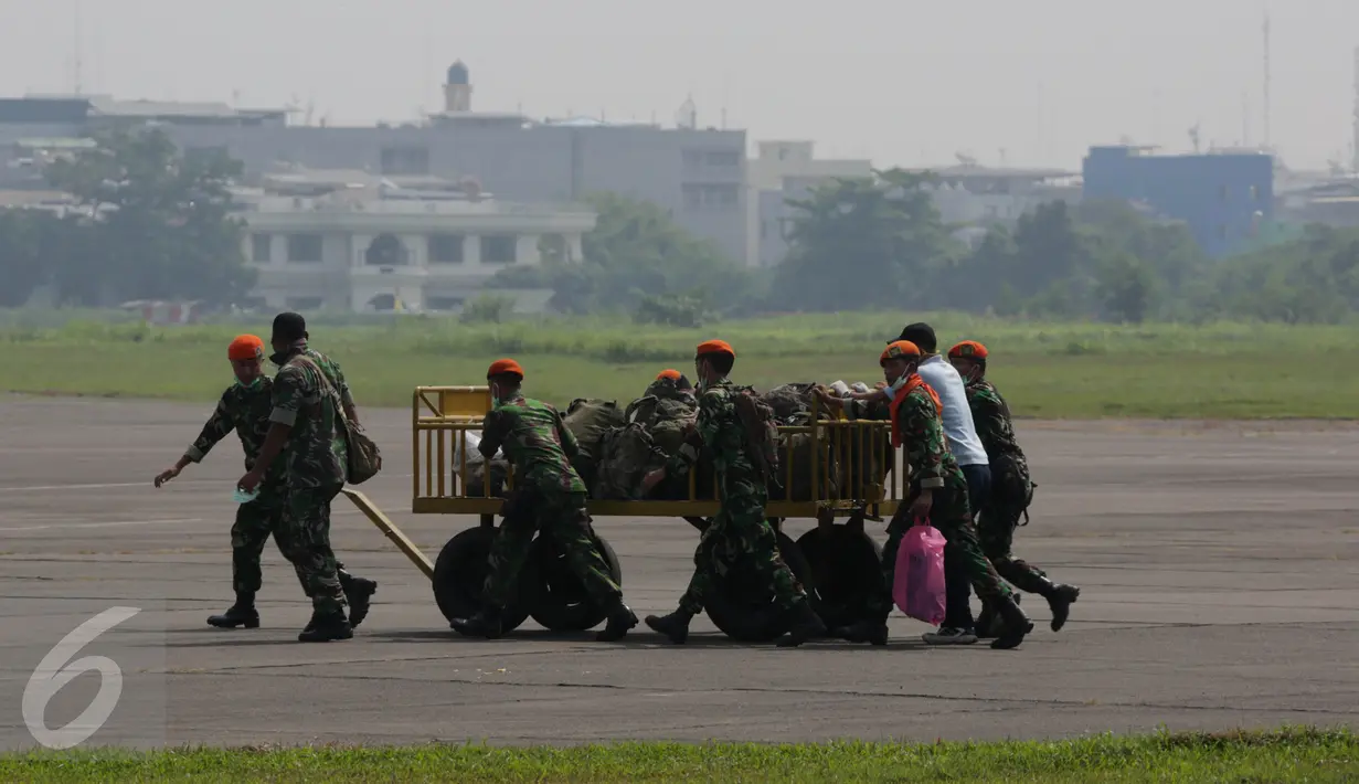 Personel TNI membawa barang-barang milik korban pesawat Hercules C 130 di Lanud Soewondo Medan, Sumatera Utara, Jumat (3/7). Barang-barang tersebut akan dikembalikan kepada keluarga korban usai proses identifikasi. (Liputan6.com/Johan Tallo)