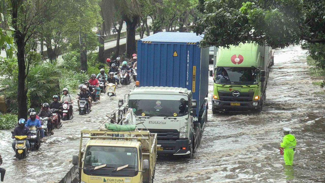 FOTO: Banjir Rendam Jalan Daan Mogot Lalu Lintas Tersendat