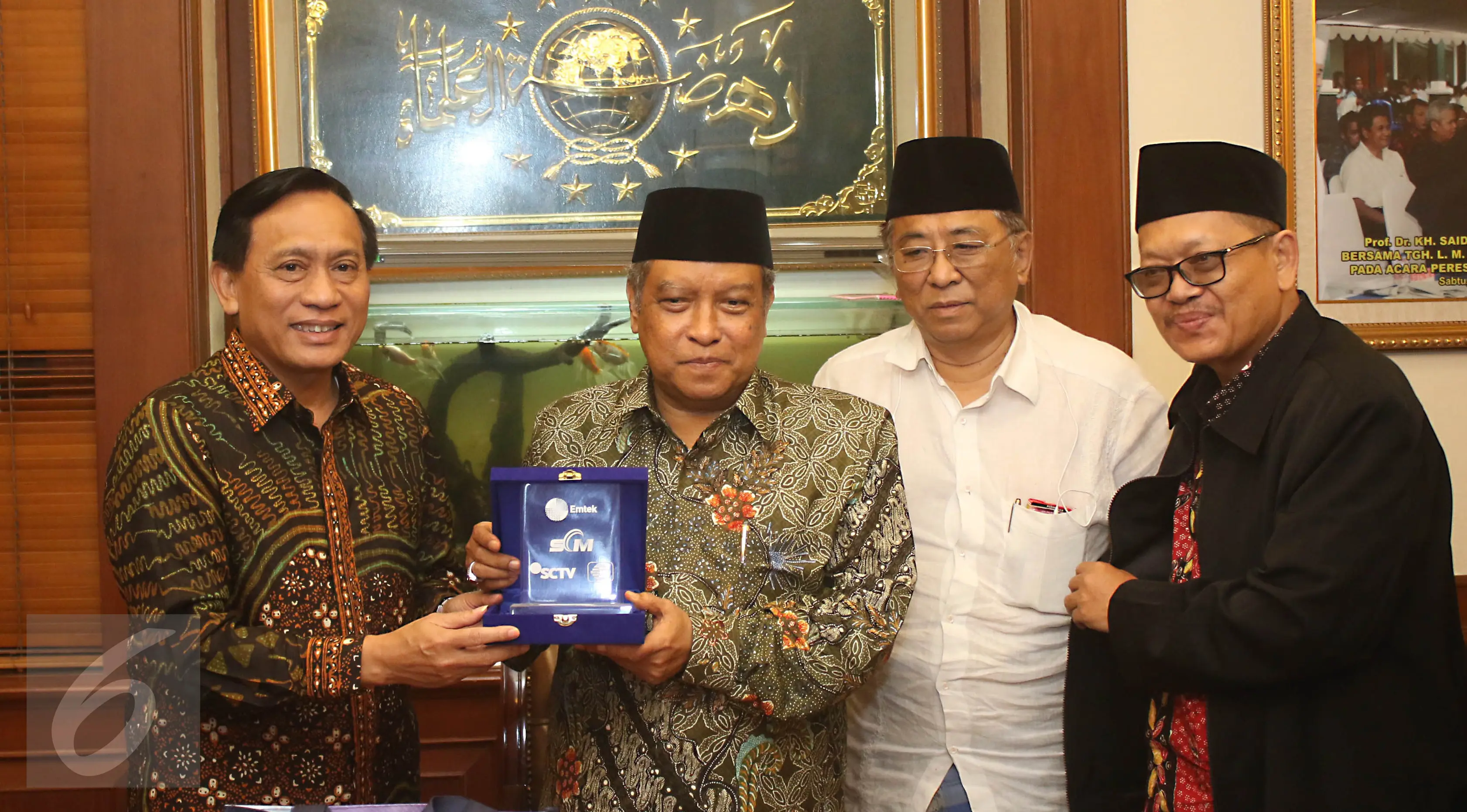 Direktur Utama Indosiar Imam Sudjarwo memberikan cinderamata kepada Ketua Umum PBNU Said Aqil Siradj di kantor PBNU Jakarta, Senin (17/4). Pertemuan EMTEK Grup dengan PBNU dalam rangka silaturahmi. (/Angga Yuniar)