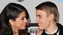 Diwartakan dari laman Aceshowbiz (18/08/16), Selena Gomez masih menyimpan perasaan cinta untuk Justin Bieber. Begitupun dengan Justin yang ternyata memiliki perasaan yang sama dengan Selena. (AFP/Bintang.com)