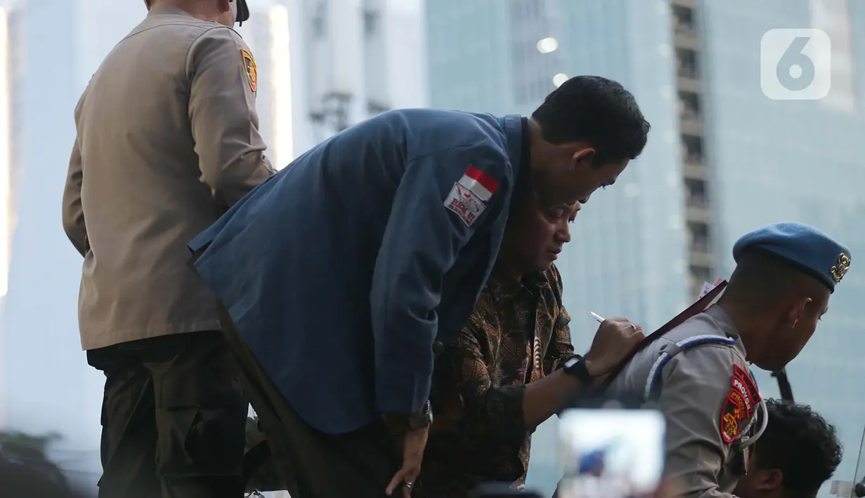 Usai menerima dan menandatangani kertas berisi tuntutan para mahasiswa, Mensesneg Prasetyo Hadi berjanji akan mempelajarinya. (Liputan6.com/Helmi Fithriansyah)