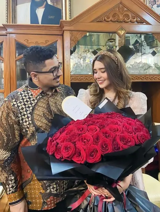 Di hari bahagia itu, Azella tampil menawan dibalut dress model vintage dengan aksen puff di kedua lengan.  [Instagram/azella.alhamid]