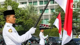 Pengibaran bendera tersebut dilakukan selama Agustus sebagai bagian dari program Bulan Kebangsaan untuk menyambut HUT ke-79 Kemerdekaan Republik indonesia sekaligus meningkatkan kecintaan masyarakat terhadap Tanah Air. (Liputan6.com/Herman Zakharia)