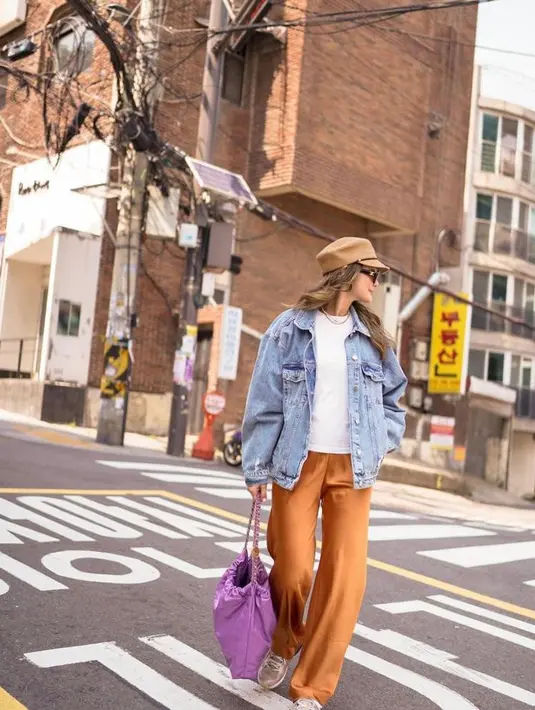 Seperti potret satu ini, Luna Maya tampil bergaya casual memadukan kaos putih, jaket jeans, celana kulot warna oranye, serta sepatu sneakers putih. Gayanya disempurnakan dengan aksesori-aksesori seperti kacamata hitam, topi, dan tas warna ungu. (Instagram/lunamaya).