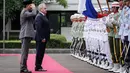 Menteri Pertahanan Sjafrie Sjamsoeddin menerima kunjungan Sekretaris Dewan Keamanan Rusia Sergei Shoigu di kantor Kementerian Pertahanan Republik Indonesia, Jakarta, Selasa 25 Februari 2025. (Yasuyoshi Chiba/AFP)