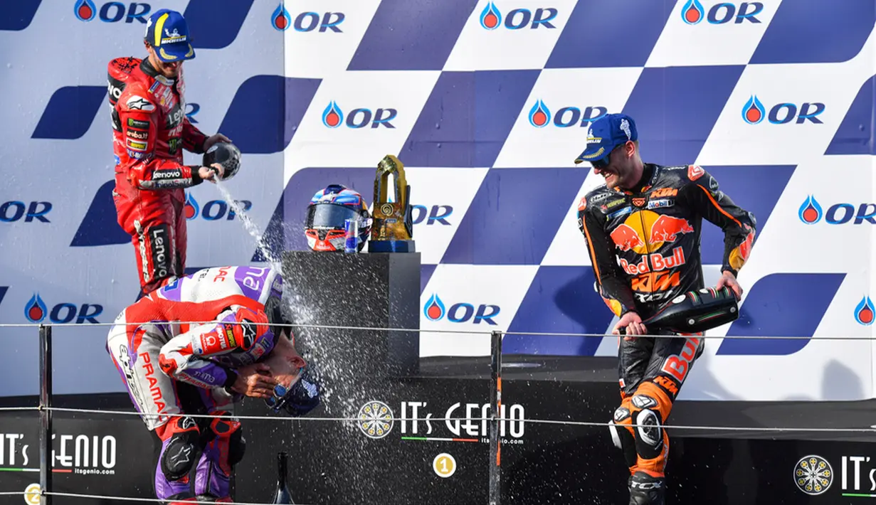 Jorge Martin tidak tinggal diam. Dia sukses kembali menyalip Brad Binder dan mempertahankan posisi hingga lomba selesai. Brad Binder berada pada urutan kedua, tapi harus merelakan status itu ke Francesco Bagnaia karena dihukum usai melebihi batas lintasan. (AP Photo/Kittinun Rodsupan)