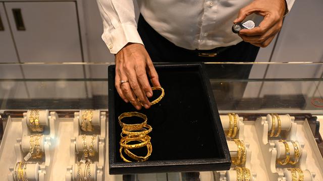 Orang India menjual emas untuk bertahan hidup dari krisis uang tunai Covid