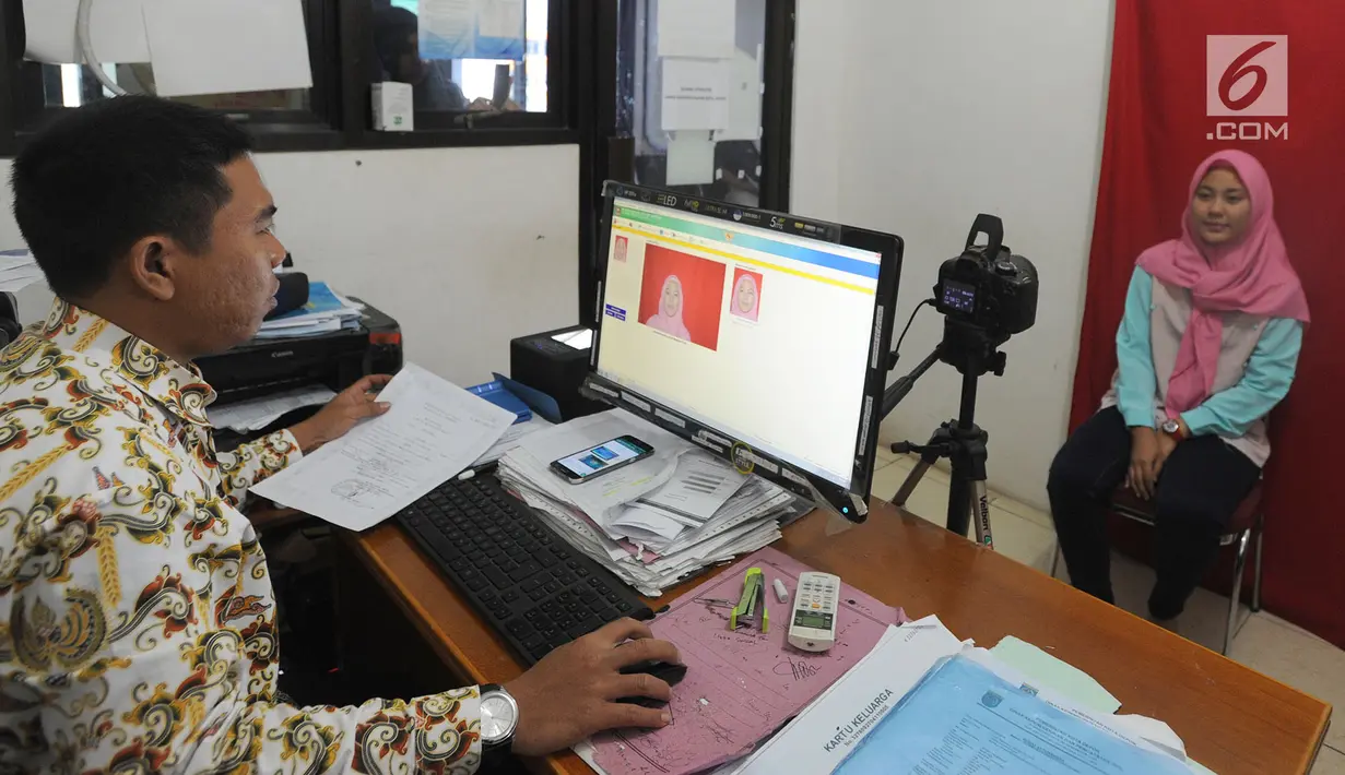 Petugas melakukan proses perekaman data pembuatan e-KTP di Kantor kelurahan Cinere, Depok, Kamis (27/12). Hari ini Disdukcapil daerah melaksanakan pelayanan jemput bola perekaman E-KTP serentak khusus pemula secara nasional. (Merdeka.com/Arie Basuki)