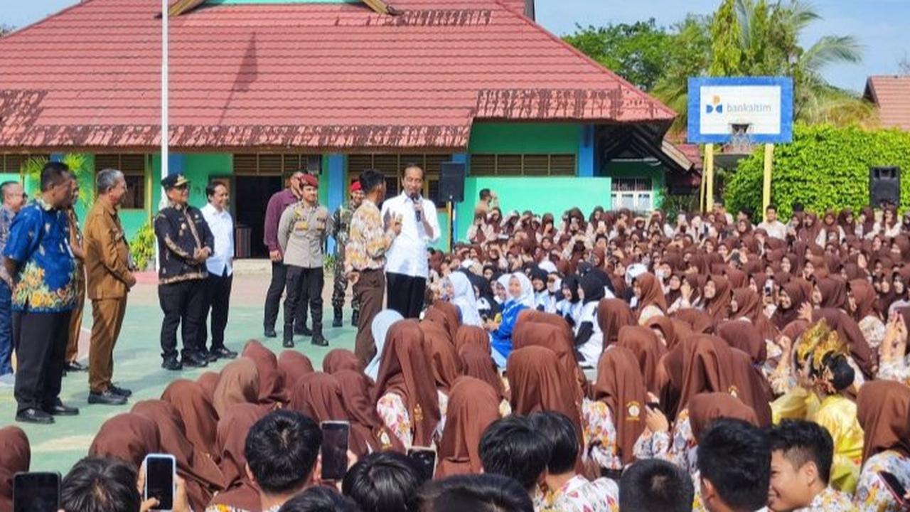 Kunjungi SMKN 1 Tanah Grogot, Jokowi Bagi-Bagi Sepeda