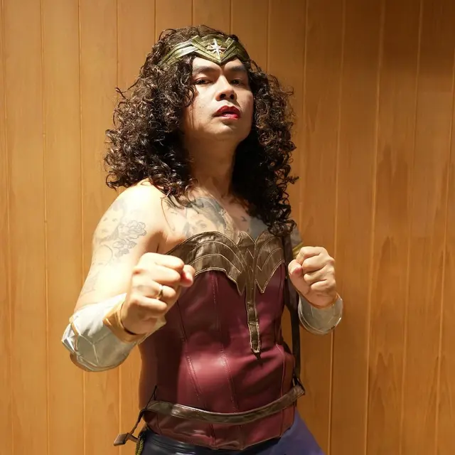 Wendi Cagur pakai kostum Wonder Woman (Instagram/t_orasudi_ro))