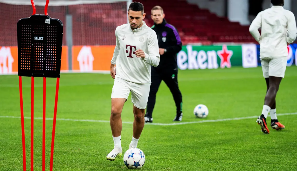 Bek Bayern Munchen #22 Raphael Guerreiro memainkan bola selama sesi latihan pada malam matchday 2 Grup A Liga Champions 2023/2024 di Stadion Parken, Kopenhagen, Senin (2/10/2023). (Martin Sylvest / Ritzau Scanpix / AFP)
