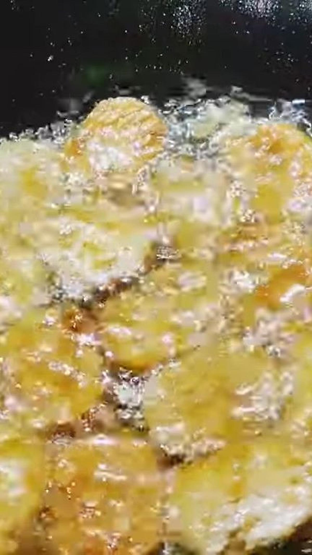 Tuang Bumbu ke Penggorengan