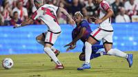 Pemain Barcelona, Lamine Yamal (tengah), dijatuhkan hingga menghasilkan penalti dalam laga La Liga antara Rayo Vallecano dan Barcelona di Stadion Vallecas, Madrid, Spanyol, Minggu, 31 Agustus 2025. (AP Photo/Manu Fernandez)