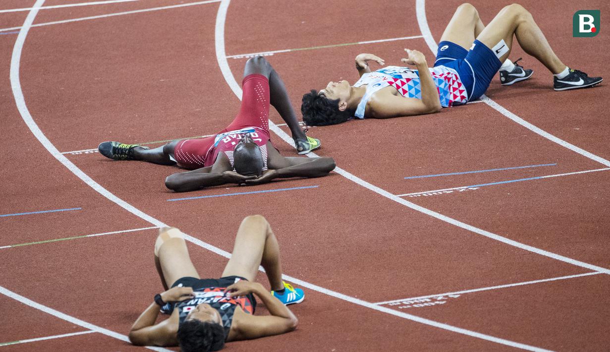 Para pelari tampak lelah usai menyelesaikan lomba pada nomor 400 meter gawang cabang atletik Asian Games XVIII di SUGBK, Jakarta, Minggu (26/8/2018). (Bola.com/Vitalis Yogi Trisna)
