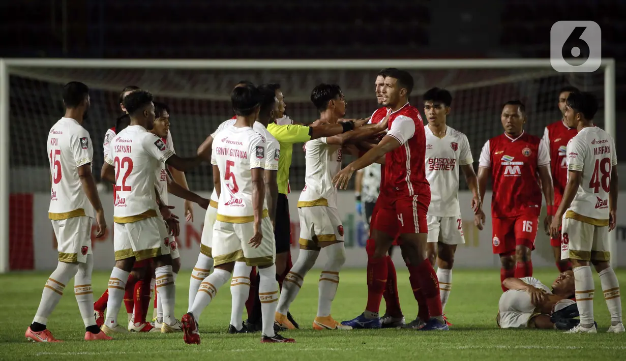 Pemain Persija Jakarta terlibat adu mulut dengan pemain PSM Makassar dalam pertandingan semifinal leg kedua Piala Menpora 2021 di Stadion Manahan, Solo, Minggu (18/4/2021). (Bola.com/Ikhwan Yanuar)