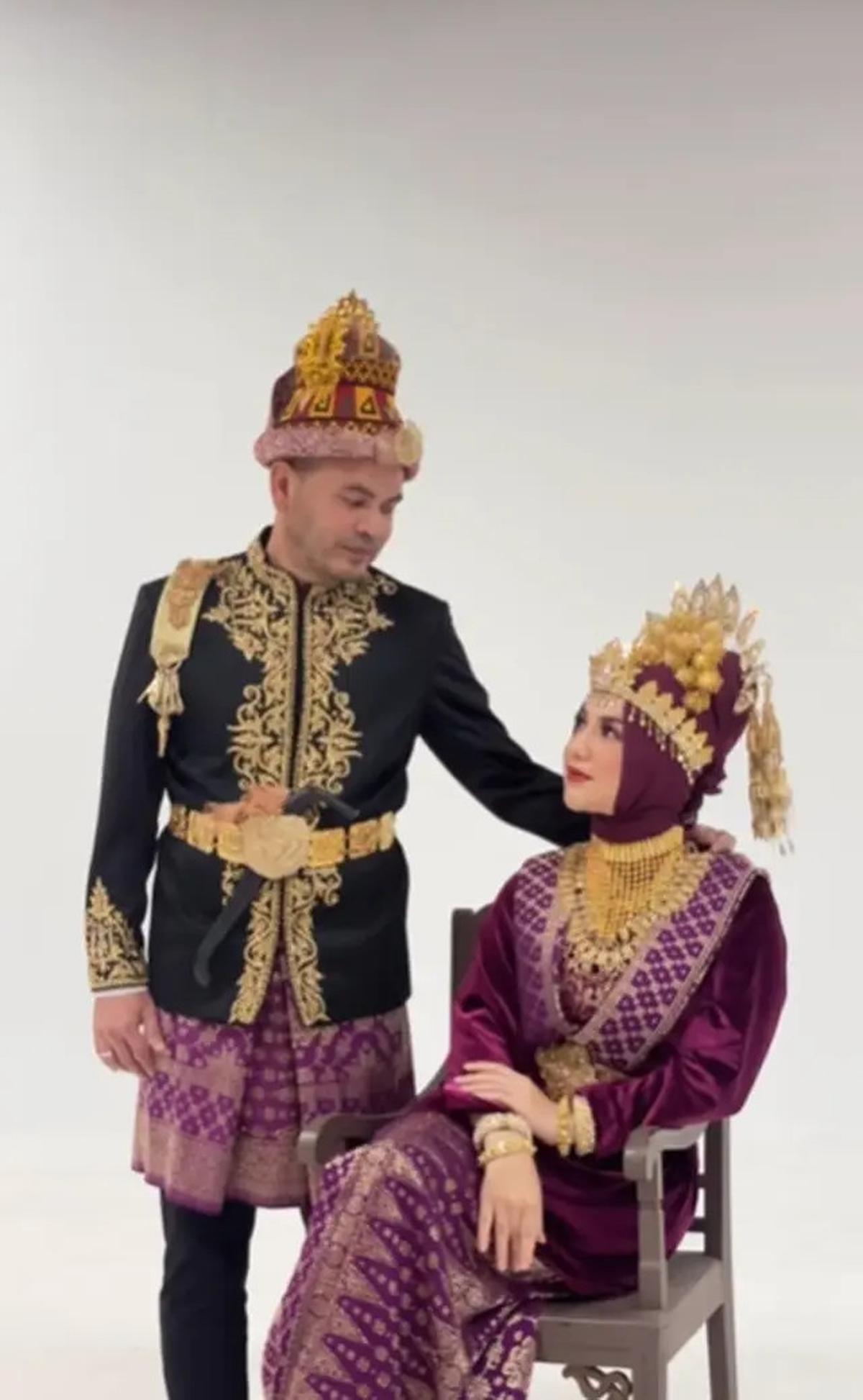 Photoshoot Irish Bella Bersama Keluarga, Inspirasi Menarik Outfit Formal dan Bertema Adat
