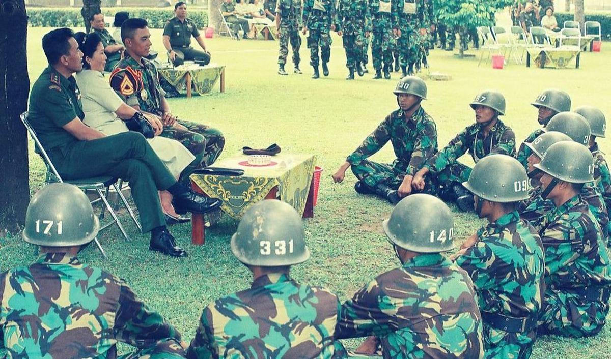 Dalam keterangan, disebutkan jika foto tersebut diambil ketika Lucky tengah diminta untuk hadir di momen masa orientasi Akmil pada tahun 1998.