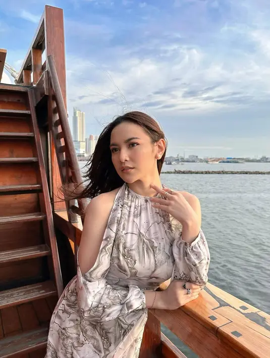 Pakai dress dengan desain off-shoulder memang menjadi salah satu gayanya yang kerap mencuri perhatian. Seperti halnya dalam potret ini saat berada di tepi pantai. Potretnya yang ia unggah di Instagram ini menuai banyak pujian dari penggemar. (Liputan6.com/Instagram/mahaliniraharja)