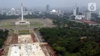 Aktivitas pengerjaan proyek revitalisasi Taman Sisi Selatan Monumen Nasional dilihat dari ketinggian, Jakarta, Minggu (19/1/2020). Proses revitalisasi dimulai dengan penebangan ratusan pohon di taman selatan Monas dan menjadikan kawasan tersebut terlihat gersang. (Liputan6.com/Helmi Fithriansyah)