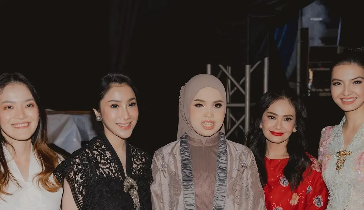 Di acara ini, Raline Shah tampil memesona mengenakan padu padan kebaya dan kain batik bernuansa pastel yang lembut. [Foto: Instagram/ralineshah]