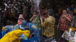 Perang air di jalanan kembali terjadi di "Little Thailand" Hong Kong saat komunitas Thailand merayakan Songkran. (AP Photo/Louise Delmotte)