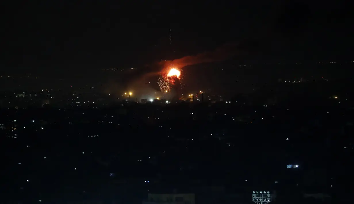 Sebuah ledakan serangan udara Israel terlihat di Kota Gaza (15/1/2020). Israel dilaporkan menargetkan beberapa situs militer Hamas di Jalur Gaza utara setelah mengklaim bahwa gerilyawan Palestina telah menembakkan empat roket ke Israel selatan. (AP Photo/Adel Hana)