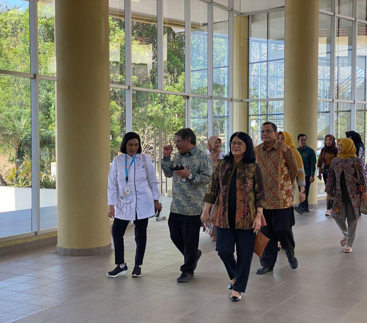 “Nah nanti dua pekan ke depan mereka akan belajar di Unpad, ini merupakan sarana yang bagus juga untuk memasarkan produk-produk kita ke negara-negara tersebut,” kata Lucia Rizka.