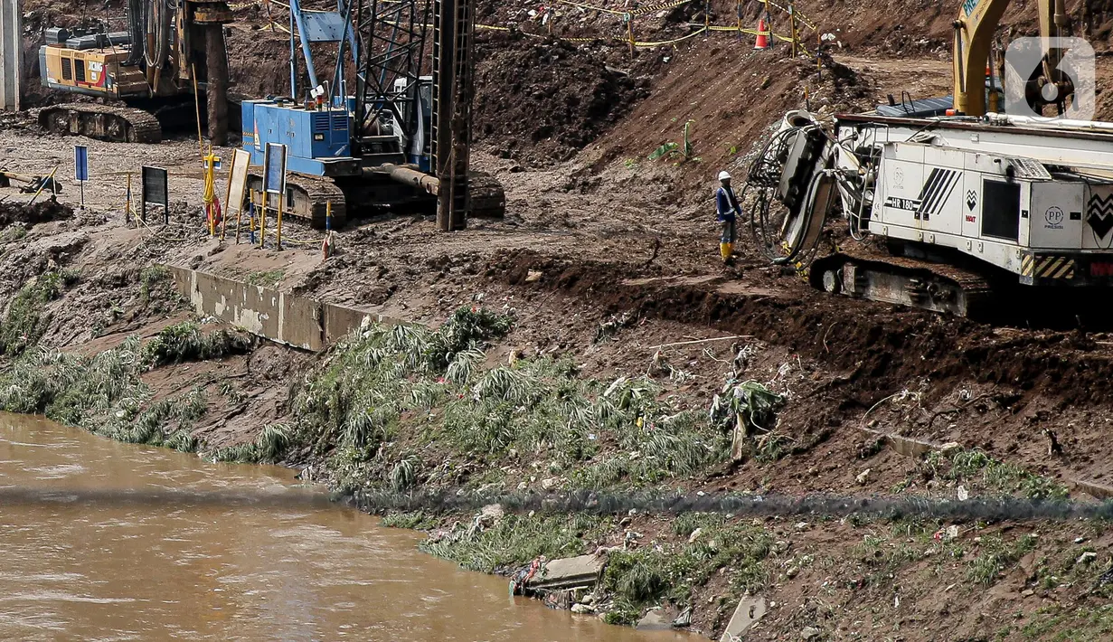 <p>Kendaraan Konstruksi di lokasi pembangunan saringan sampah di Kali Ciliwung pada segmen TB Simatupang di perbatasan Pasar Rebo, Jakarta, Rabu (12/10/2022). Humas Dinas LH DKI Yogi Ikhwan menuturkan, pembangunan saringan sampah tersebut menggunakan anggaran APBD DKI Jakarta tahun 2022. (Liputan6.com/Faizal Fanani)</p>
