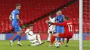 Gelandang Inggris, Mason Mount, mencetak gol ke gawang Islandia pada laga UEFA Nations League di Stadion Wembley, Kamis (19/11/2020). Inggris menang dengan skor 4-0. (Carl Recine/Pool via AP)