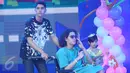 Abdul Qadir Jaelani alias Dul tampak ditemani Ahmad Al Ghazali atau Al dan Safeea saat menghadiri acara Mom & Kids Awards 2015 di Jakarta, Selasa (22/12). Empat buah hati Ahmad Dhani itu tampak terlihat akrab. (Liputan6.com/Herman Zakharia)