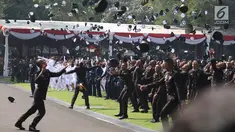 Sejumlah perwira TNI dan Polri melemparkan topi ke udara setelah dilantik Presiden Joko Widodo pada Upacara Prasetya Perwira (Praspa) TNI dan Polri angkatan 2019 di Istana Merdeka, Jakarta, Kamis (16/7/2019). Jokowi melantik 781 perwira TNI dan Polri di Halaman Istana (Liputan6.com/Angga Yuniar)